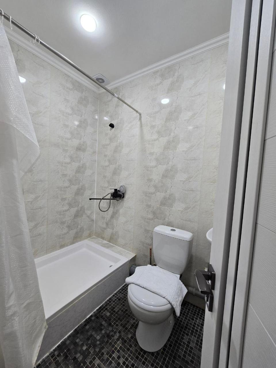 Guesto Hostel タシュケント エクステリア 写真